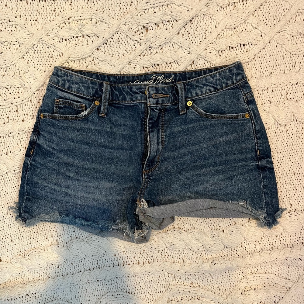 Universal thread, dark wash jean shorts in a size 6